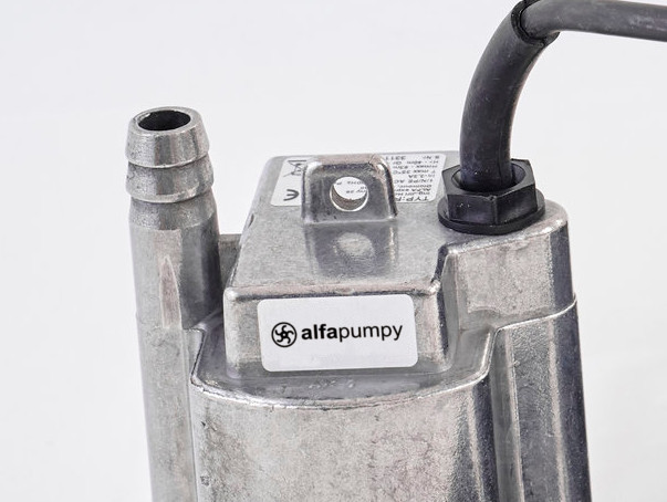 Výstup čerpadla Ruche pro připojení hadice a závěsné očko